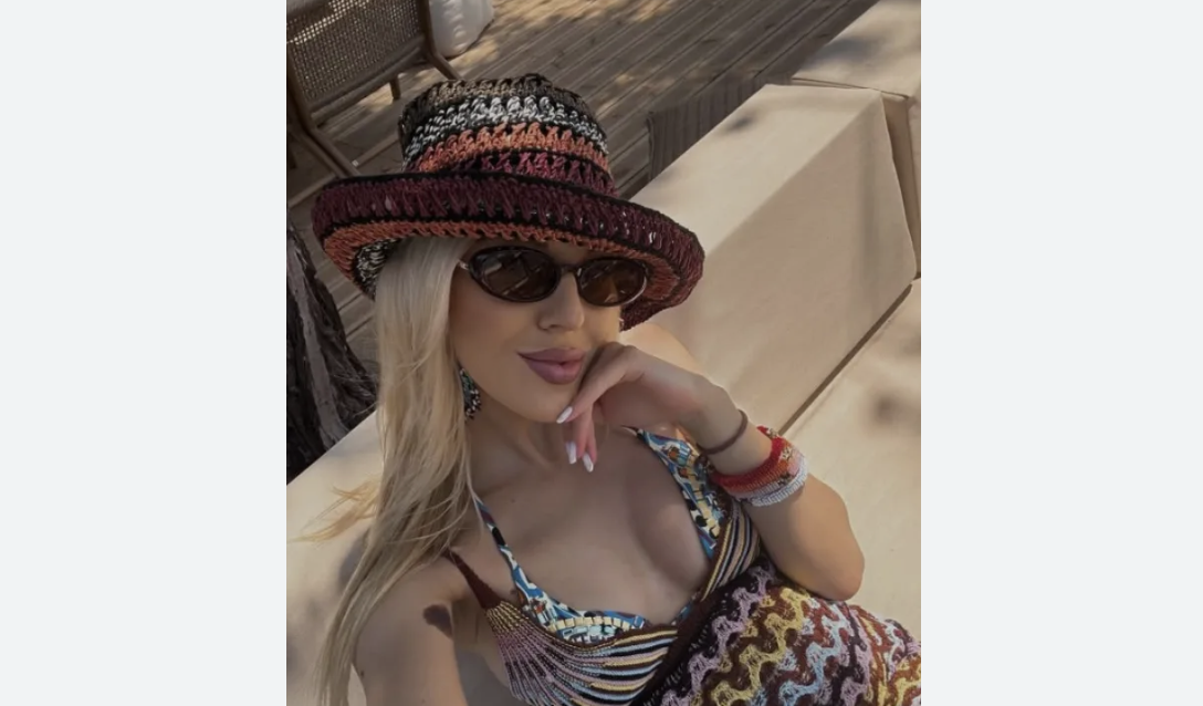 Цветни и ефирни рокли пъстри бански костюми леки и комфортни