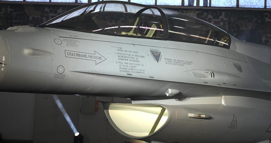 Този самолет е част от първата партида от осем изтребителя