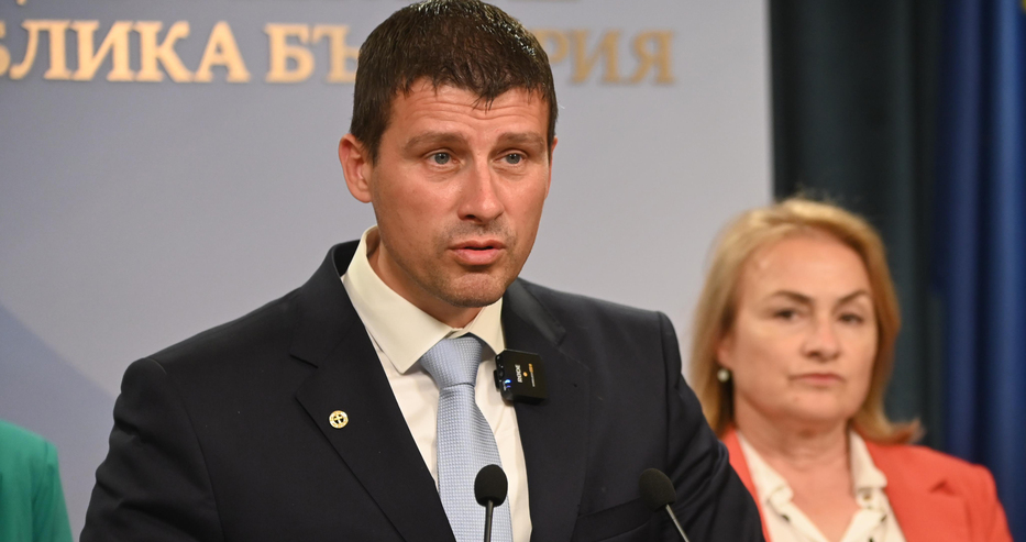 Възраждане са кучето на ГЕРБ те са част от управлението