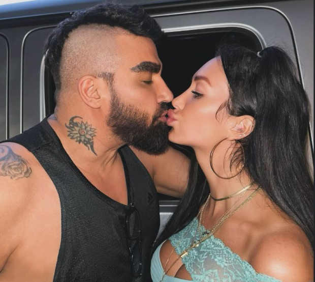 Певецът Азис призна в социалните мрежи че се влюбил в