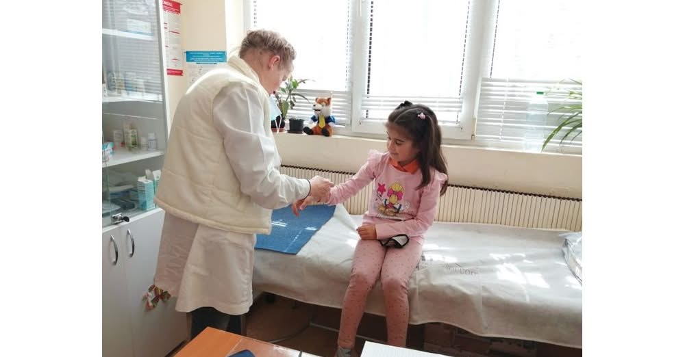 Всяко училище и детска градина ще трябва да имат лекарски