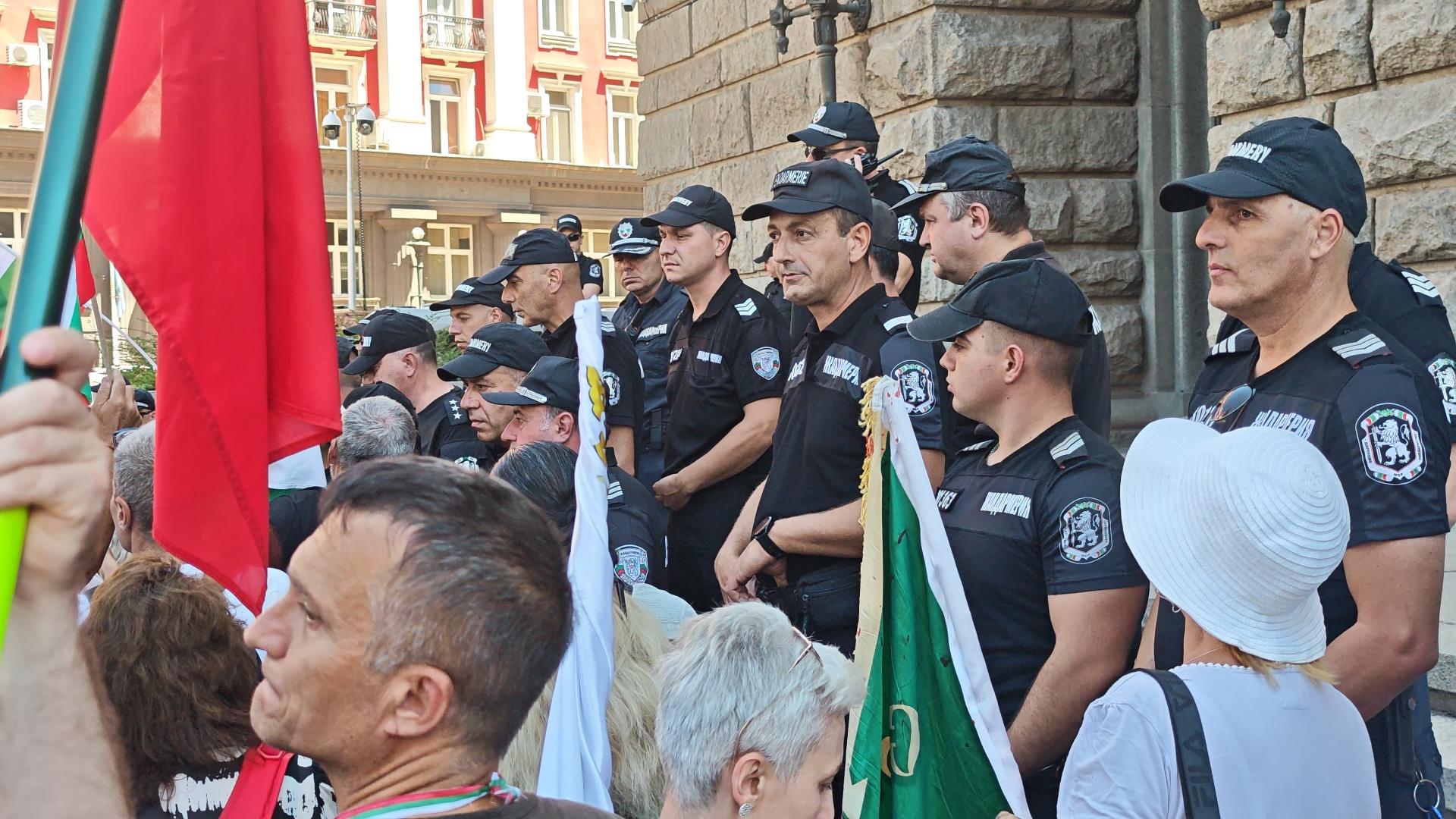   Пеевски прати полиция за да репресира протестиращите в центъра на София