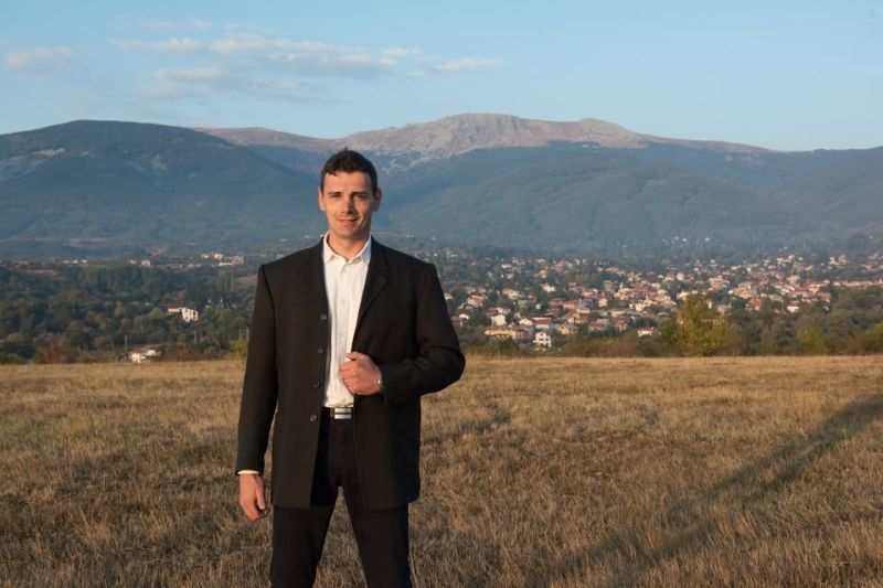 Двама мъже с черни маски черни ръкавици и бухалки са