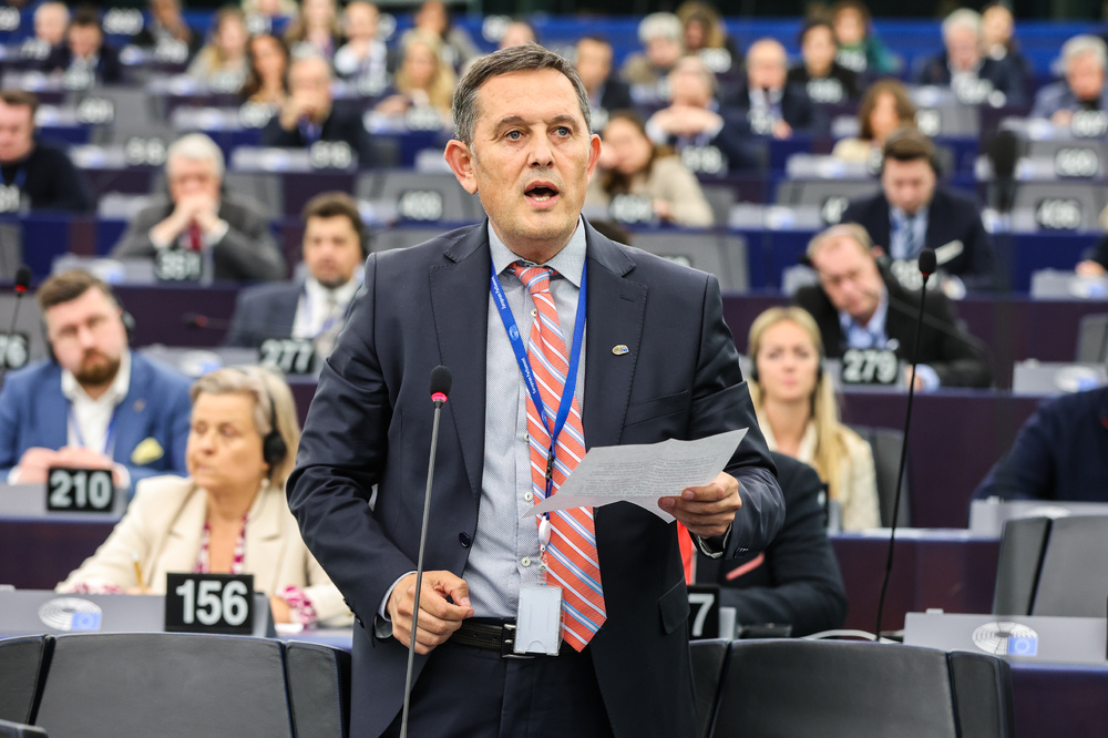 Евродепутатът от крайнодясната партия Алианс за обединение на румънците АУР