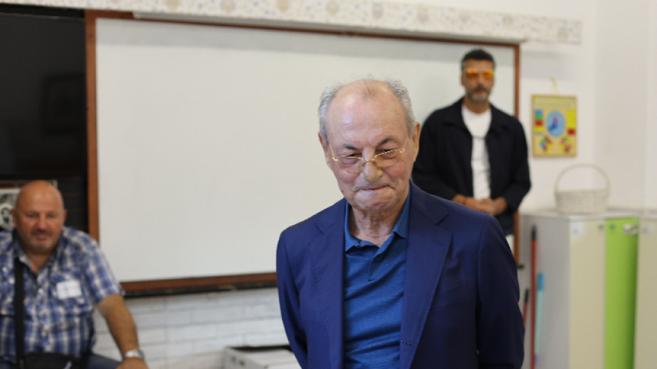 Ахмед Доган се оттегля от политиката и обществото и оставя