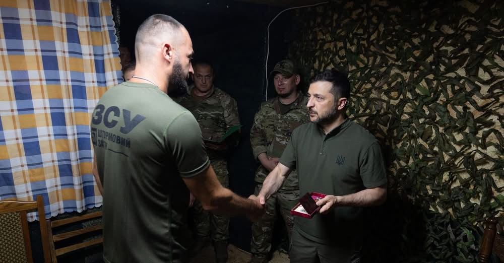 Президентът на Украйна Володимир Зеленски посети днес украински военнослужещи на