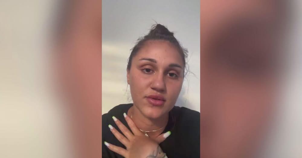 В случая аз излизам затворник защото стоя у нас а