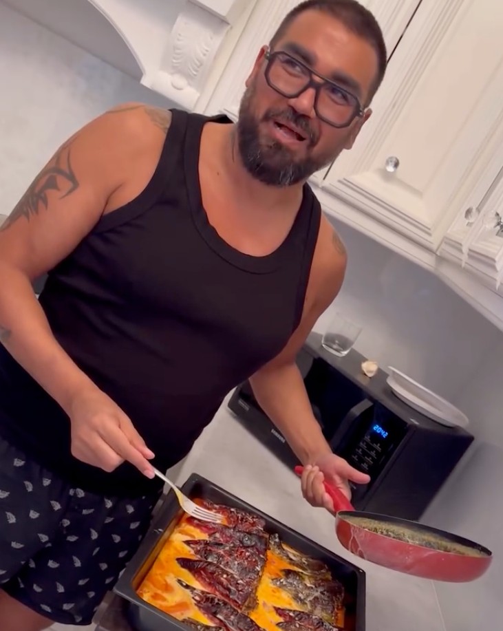 Когато Азис влезе в кухнята става също толкова голямо шоу отколкото и