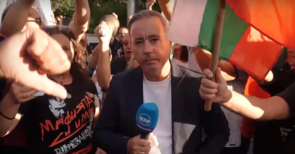 Протестиращи нападнаха екип на NOVA в Сопот съобщи медията Журналистът