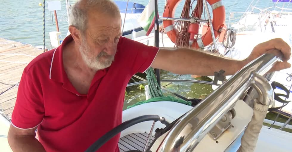 Един опитен ветроходец реши да обиколи света напълно сам със