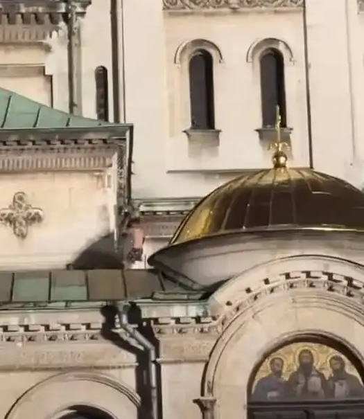 Полугол мъж се изкачи върху покрива на храм паметника Св Александър