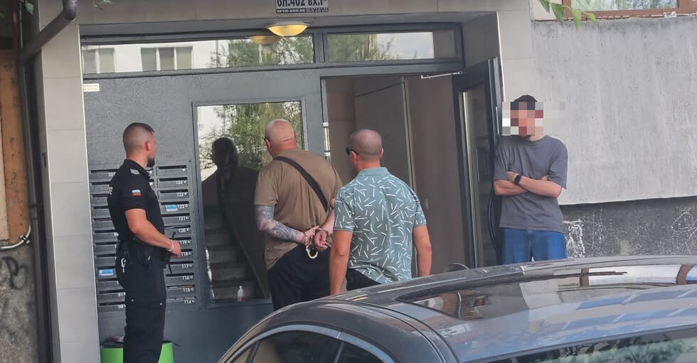 Столичната полиция задържа трима мъже с фалшиви евробанкноти след като