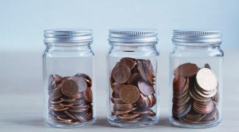 Зимнината в мазето ракията в дамаджаната и парите в буркана