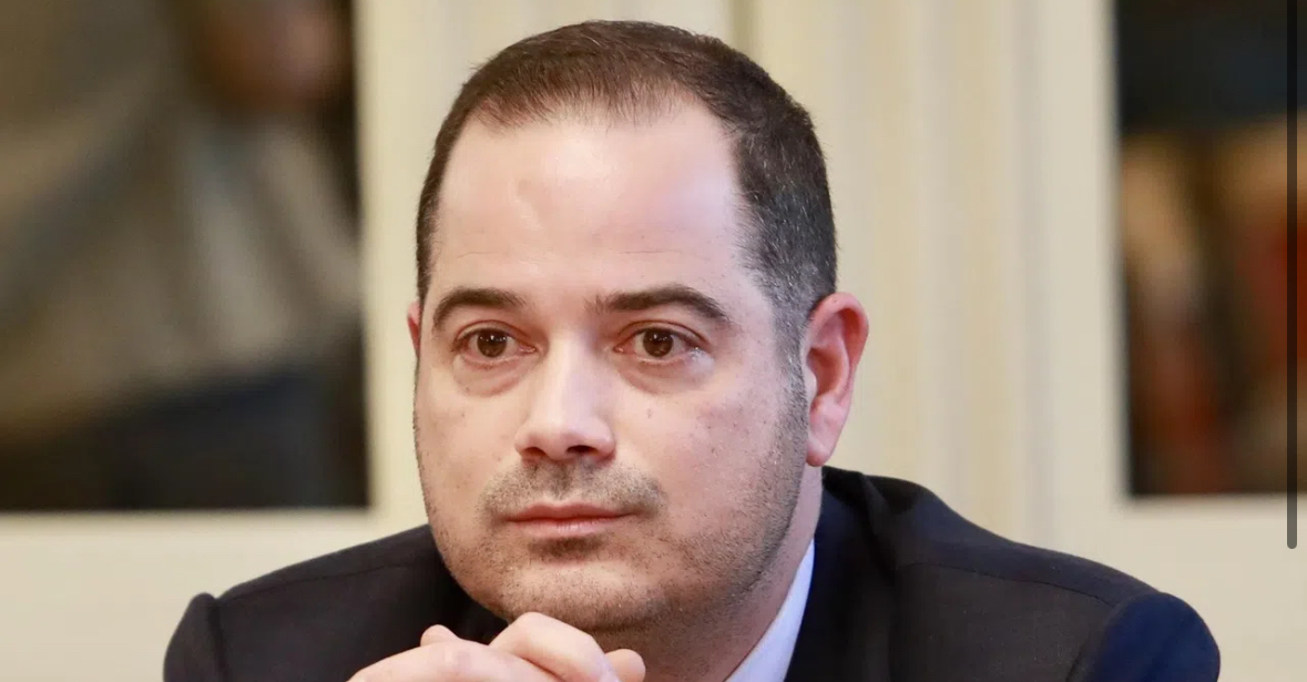 Втори ден президентът упорито мълчи за безпрецедентната неделна блокада на