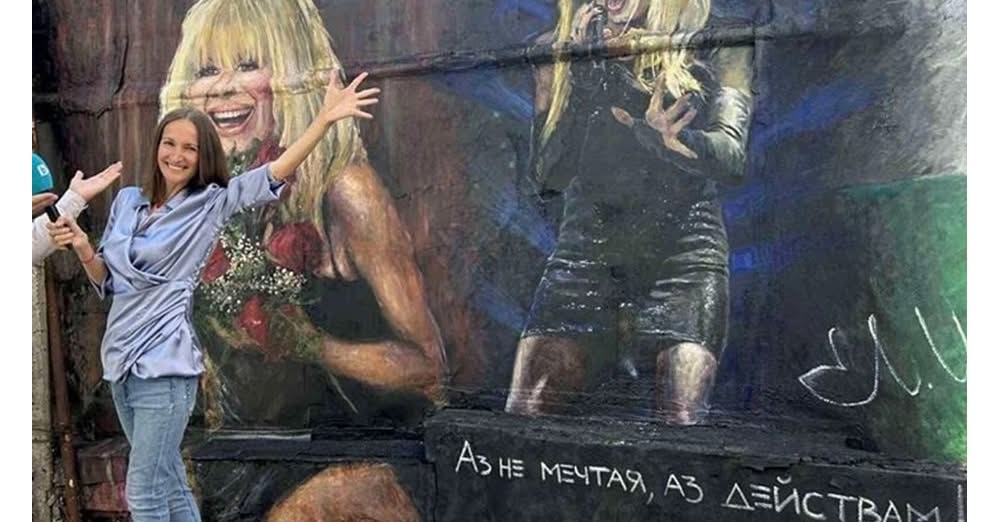 Огромен портрет на Лили Иванова изненада софиянци Млада художничка изрисува