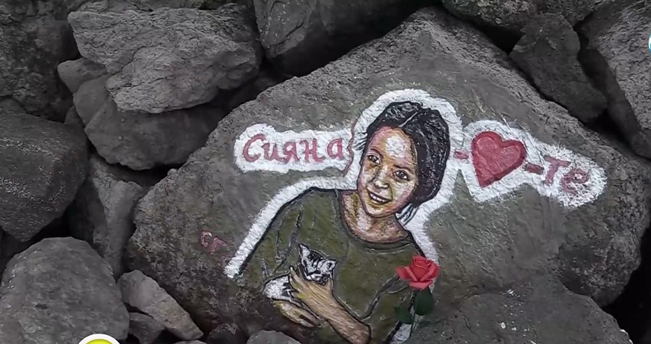 Скалите на пристанището в Приморско вече също разказват история Портретът