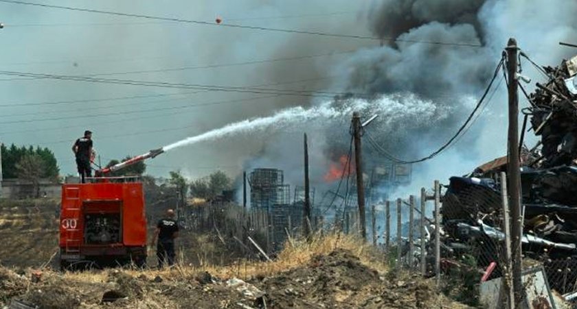 Голям пожар е избухнал в скопското село Трубарево Той е