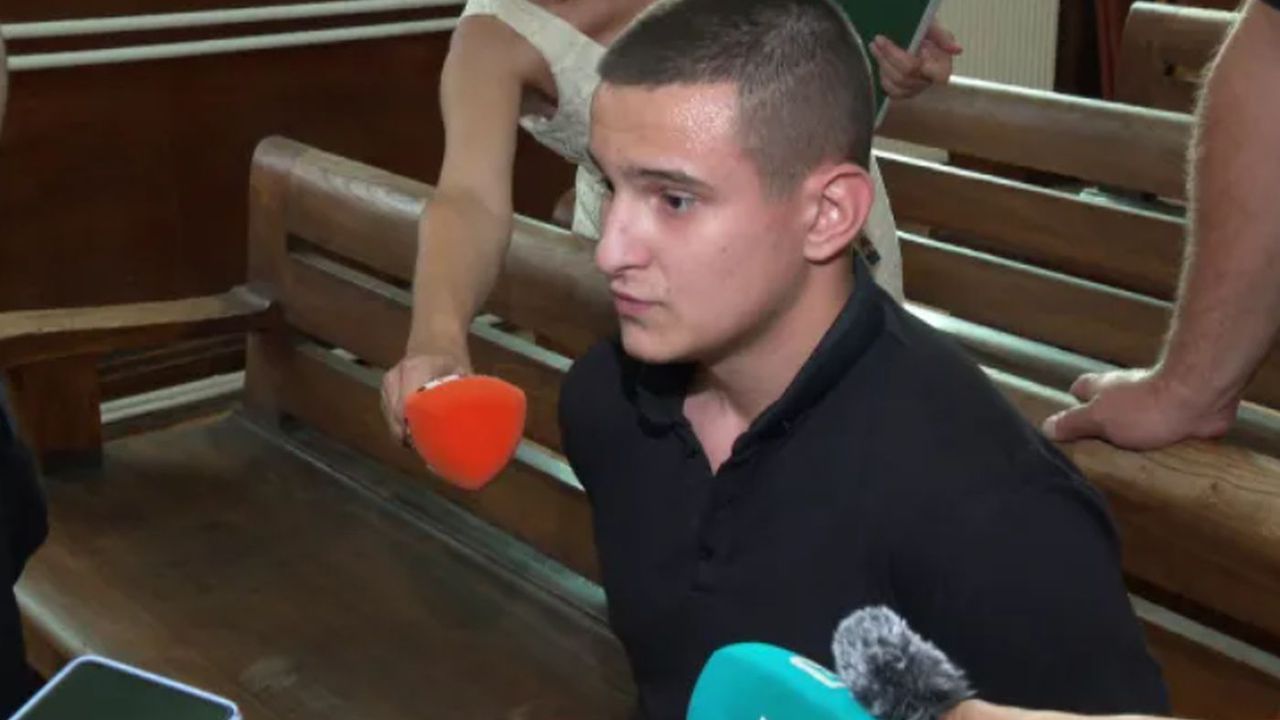 Единият човек тръгва да ме удря през прозореца на колата