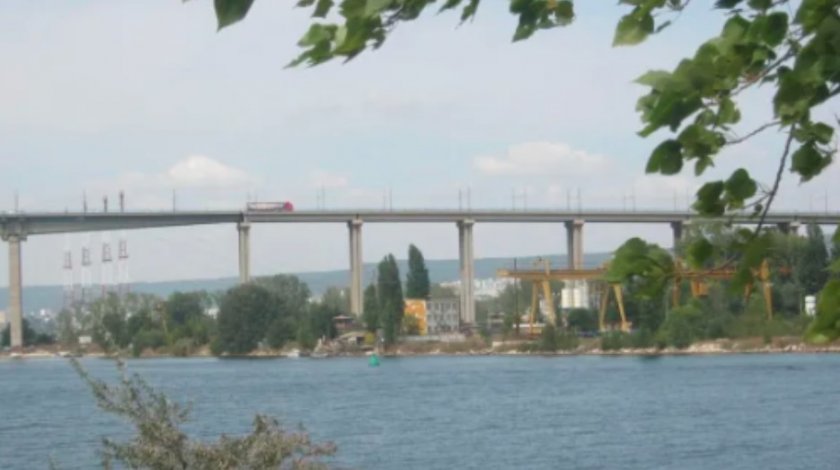 Възрастен мъж е скочил от Аспарухов мост във Варна съобщиха