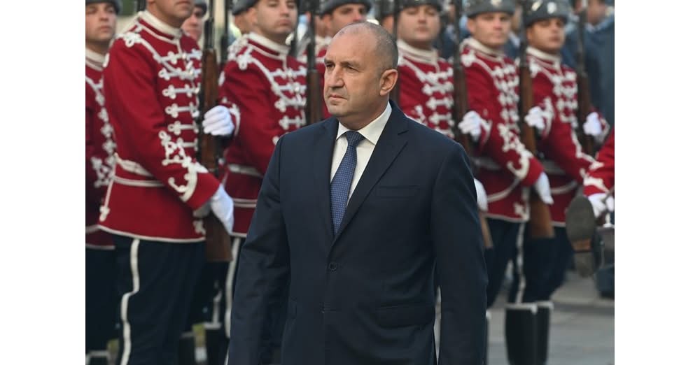 Целият този моноспектакъл е триумф на ненормалността в българската политика