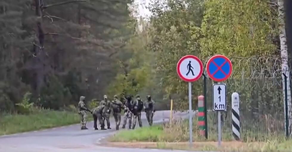 Голяма група маскирани мъже се е появила на границата между