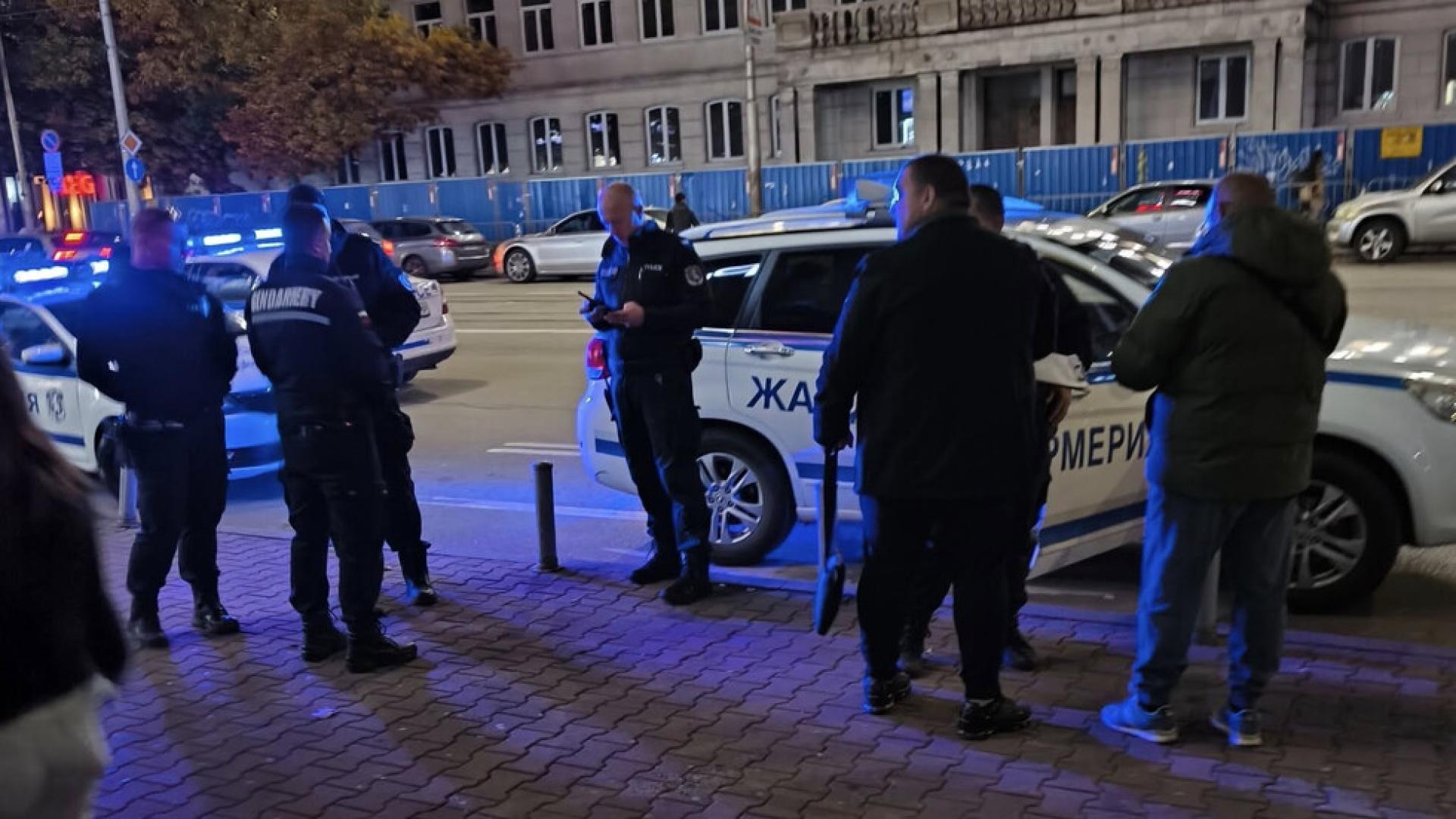 Неприятен инцидент е станал на публично място в София Момче