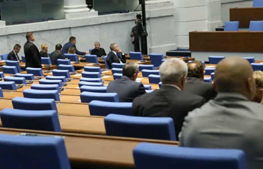 Общо 105 от 240 народни представители са имали неоправдани отсъствия