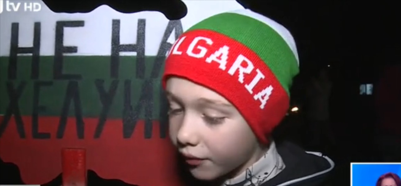 Необичайно но колоритно шествие блокира движението в благоевградския квартал Струмско