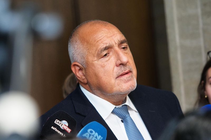 Темата със санкциите на Лукойл коментира пред журналисти в парламента