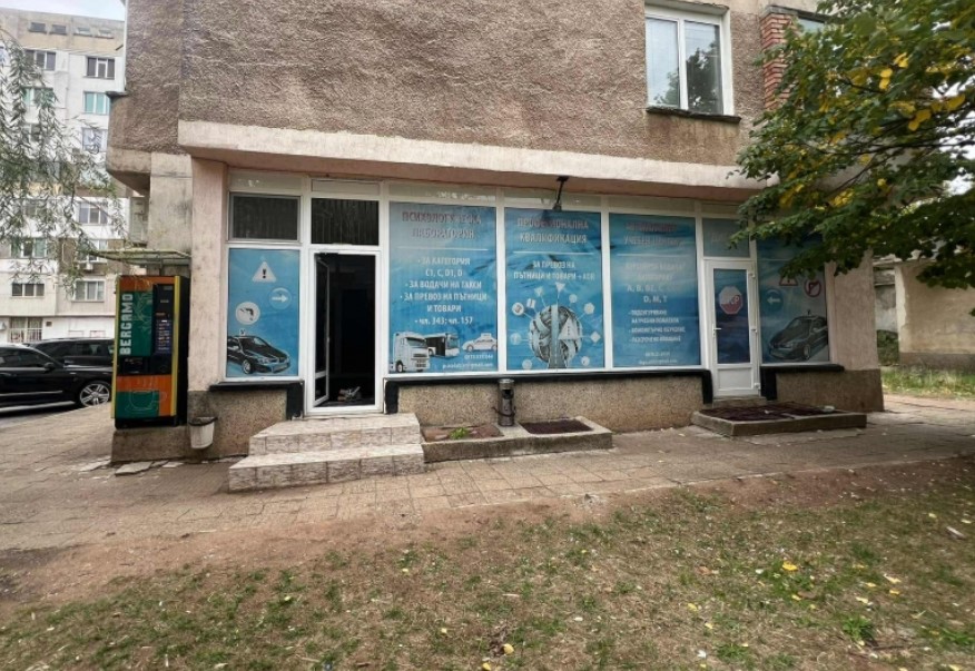 25 годишен мъж разби с глава стъклената врата на автошкола във