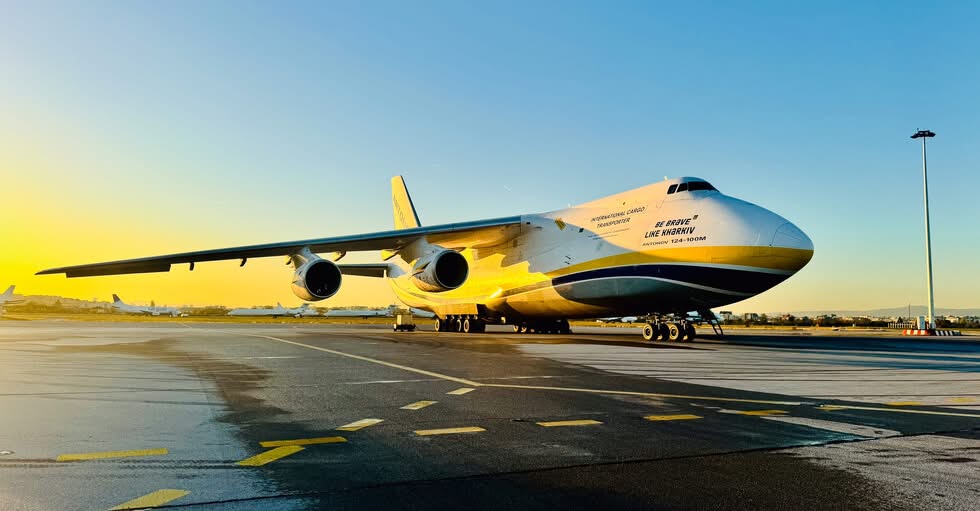 Един от най тежките и най големите самолети в света кацна на