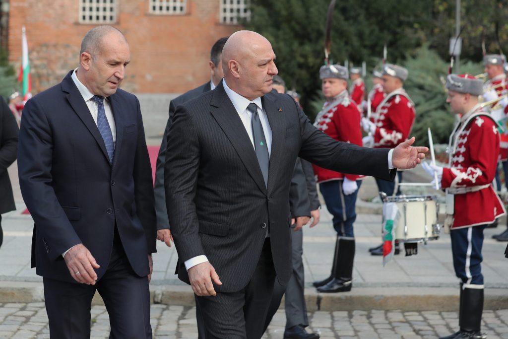 С официална церемония на площад Свети Александър Невски в столицата