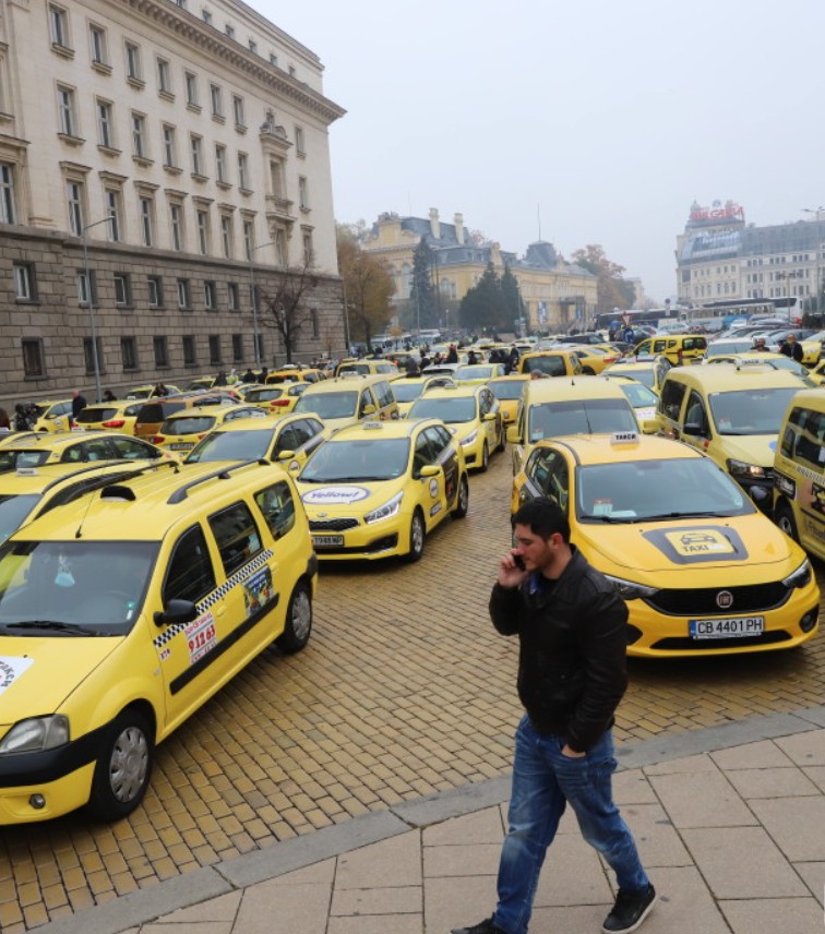 Таксиметров шофьор в столицата може да изкарва около два пъти