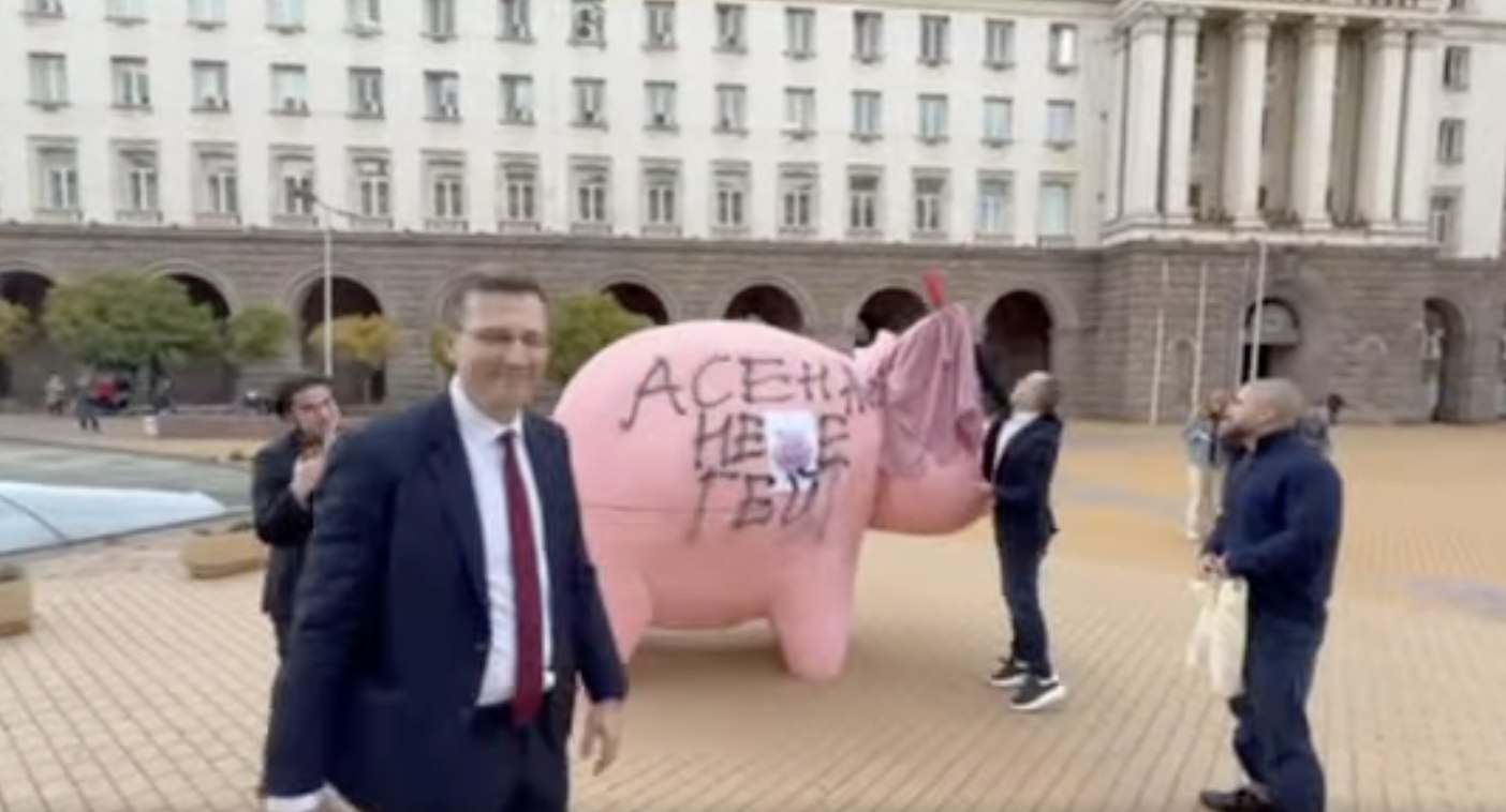 Депутатът от ДПС – Ново начало Станислав Анастасов надраска със