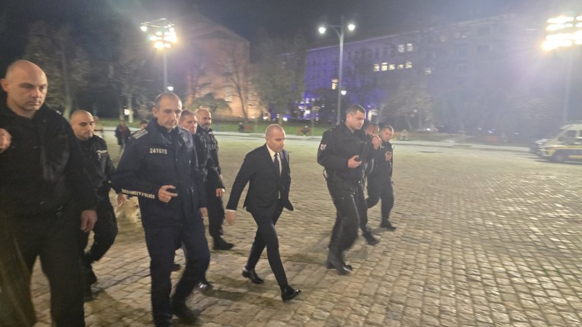 Вицепремиерът и транспортен министър Гроздан Караджов попадна случайно насред протеста