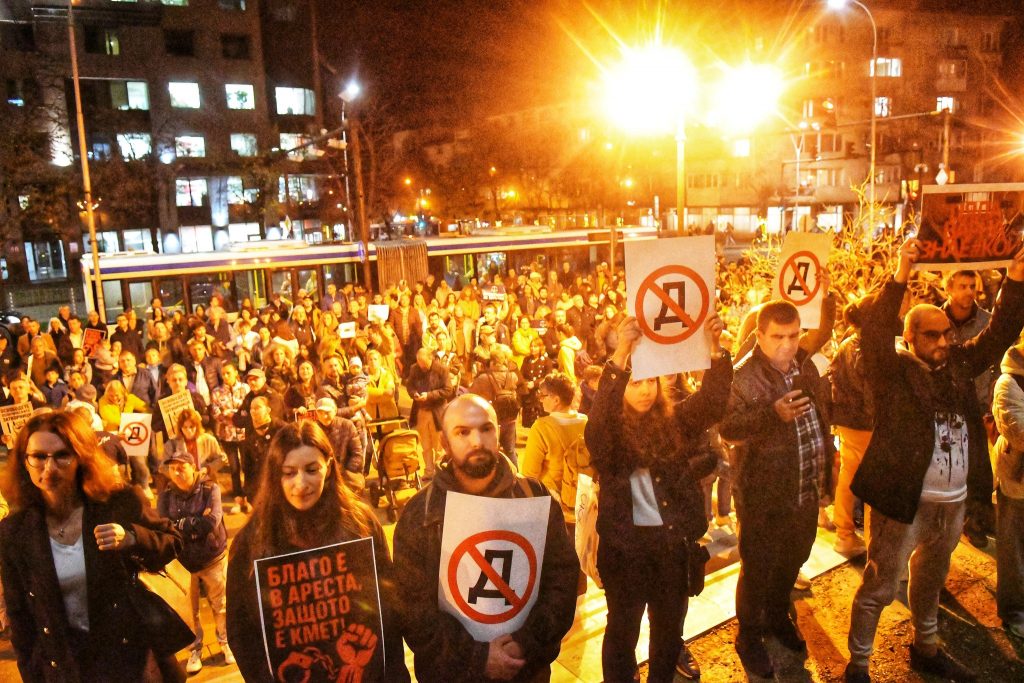 Стотици протестират във Варна в подкрепа на арестувания и пратен