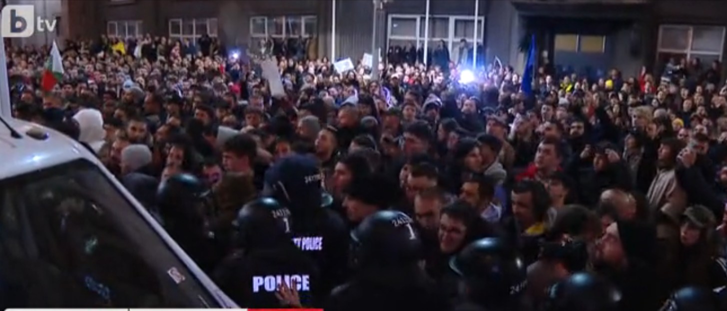 Преди 20 00 часа напрежението на протеста от страната на Александър Дондуков