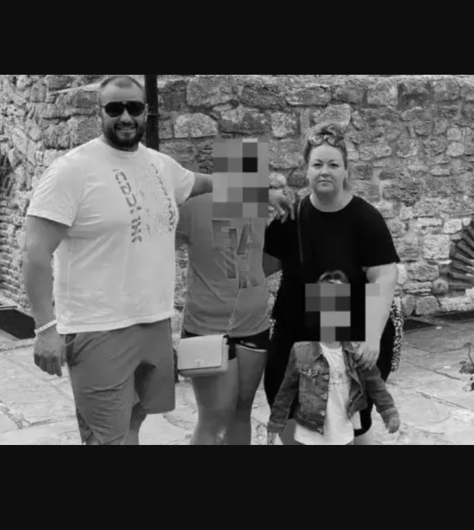 белезници и наведена глава влезе в съдебната зала 24 годишният Джуней