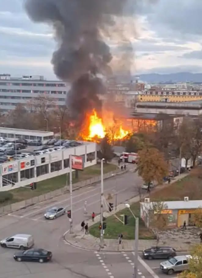 Голям пожар е избухнал в късния следобед днес в столичния