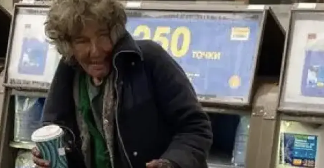 В дъждовния и студен ноемврийски ден възрастна дама обикаля боса