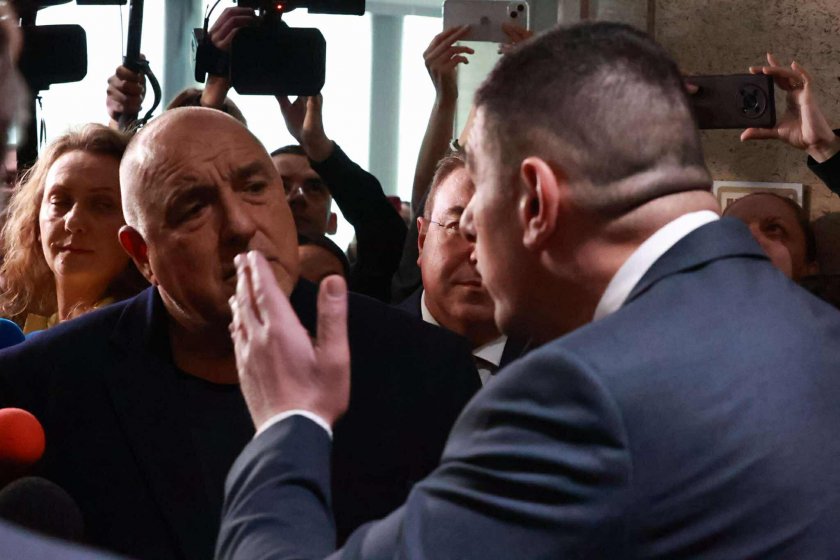 Словен сблъсък и закани за дърпане на ушички в Народното