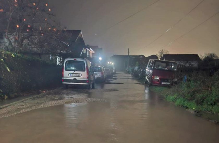 Повече от десет мазета и дворове на къщи са наводнени