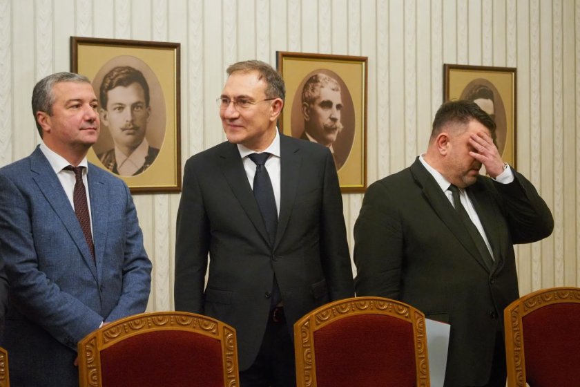 Размествания в бесепарските настроения заради многохилядните протести и надигането на