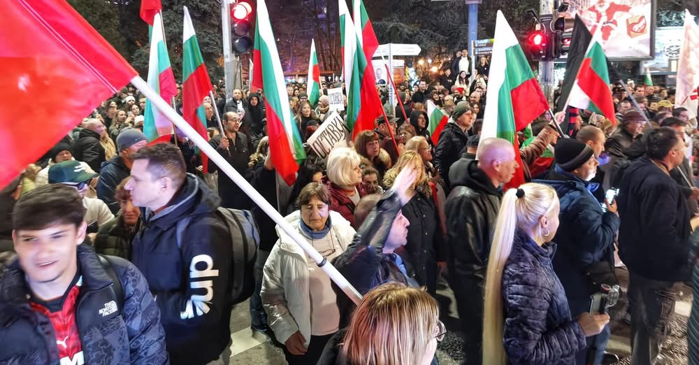 Граждани започнаха да се събират до сградата на Общината и