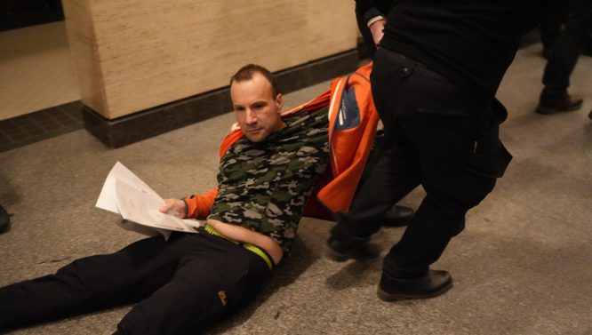 Първо по сериозно напрежение на протеста тази вечер Протестиращи вече