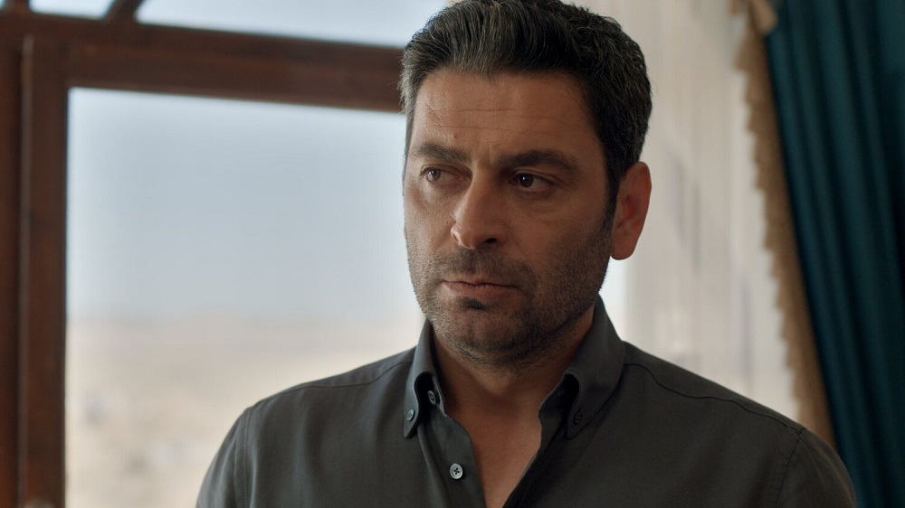 Озан Акбаба звездата от хитовия сериал Далечен град преживява едни