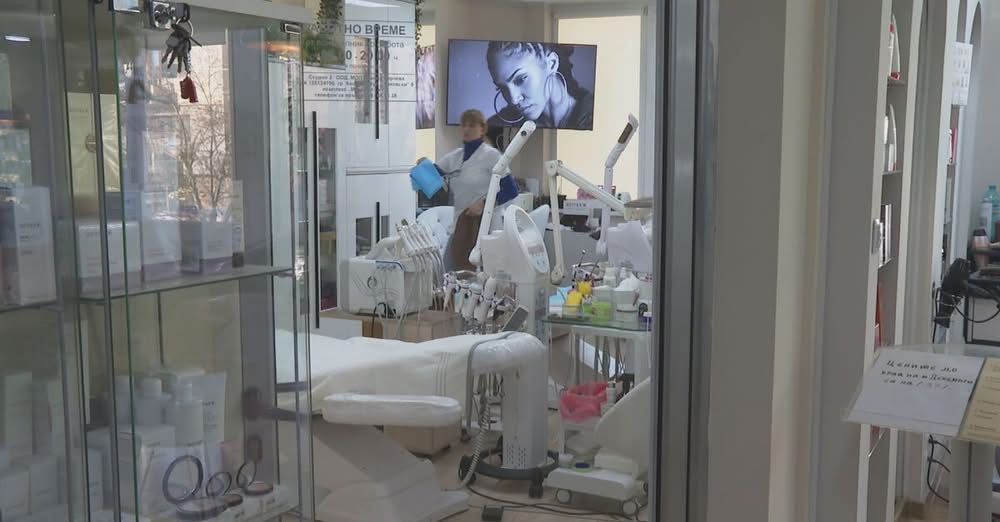 Нови правила за работа на фризьори козметици и татуисти въвежда