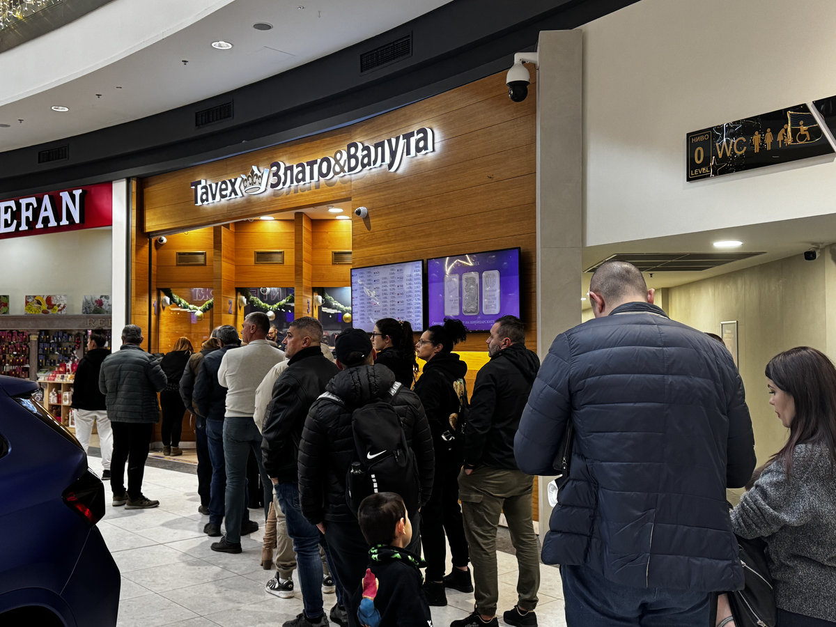 Три дни преди въвеждането на еврото опашките пред чейндж бюрата