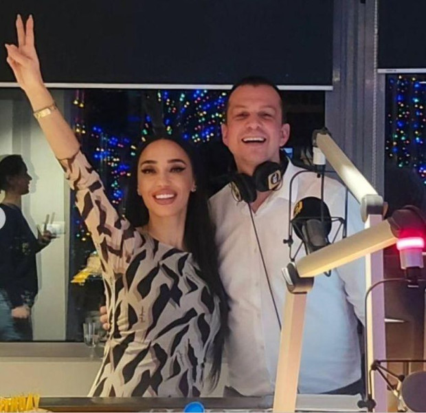 Преди няколко дни Мария Илиева стана радиоводещ По точно красивата певица беше