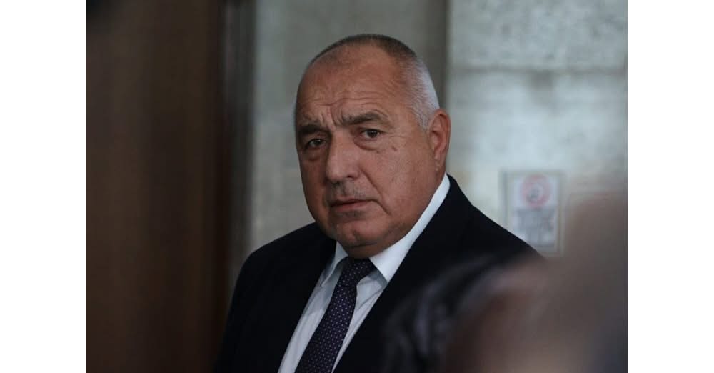 Спирам да се съобразявам и мълчаливо да приемам всякакви безумни